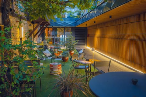 Property building, Patio, Facade/entrance, Balcony/Terrace