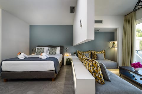 Bed, Living room, Photo of the whole room, Seating area, Bedroom, towels