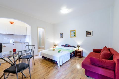 Shower, Bathroom, Kitchen or kitchenette, Seating area, Dining area, Bedroom