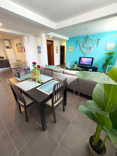 TV and multimedia, Living room, Seating area, Dining area