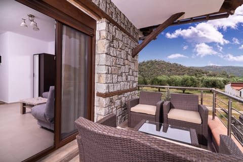 View (from property/room), Balcony/Terrace, Mountain view