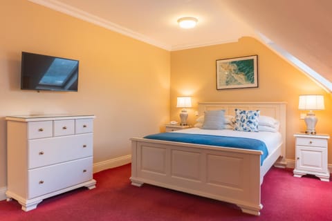 Bed, TV and multimedia, Photo of the whole room, Bedroom