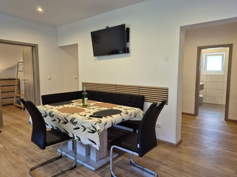 TV and multimedia, Seating area, Dining area