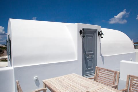 Villa Del Sol Santorini Villa in Mesaria