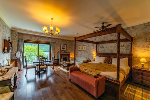 Bed, View (from property/room), Photo of the whole room, Seating area, Bedroom, Lake view
