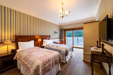 Bed, TV and multimedia, View (from property/room), Balcony/Terrace, Photo of the whole room, Bedroom, Lake view