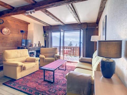 Patio, Living room