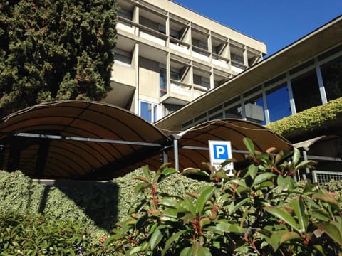 Property building, Facade/entrance, Day