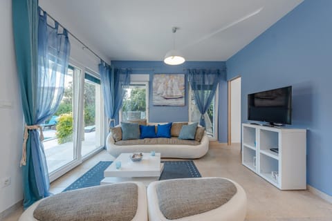 TV and multimedia, Living room, Seating area, Evening entertainment