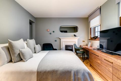 Bed, TV and multimedia, Photo of the whole room, Bedroom, hair dresser