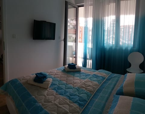 TV and multimedia, Photo of the whole room, Bedroom