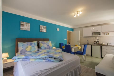 Bed, Photo of the whole room, Seating area, Bedroom