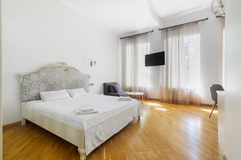 Bed, TV and multimedia, Photo of the whole room, Bedroom, towels