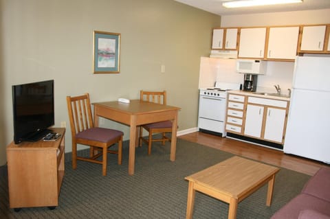 Kitchen or kitchenette, Dining area, minibar, pet friendly, stove
