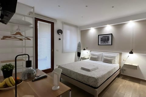Bed, TV and multimedia, Photo of the whole room, Bedroom, towels