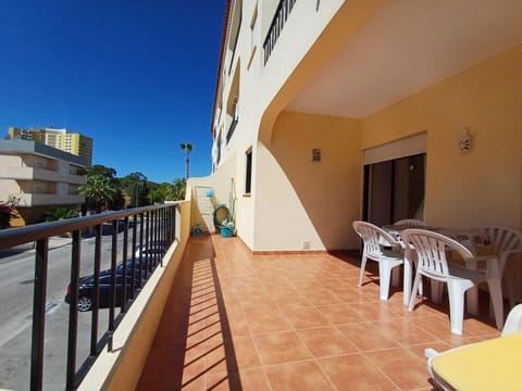 Property building, Patio, Balcony/Terrace, Dining area, Street view