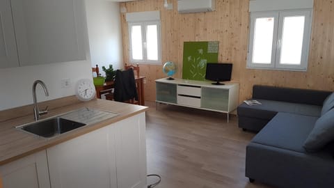 Dining area, internet, air conditioner