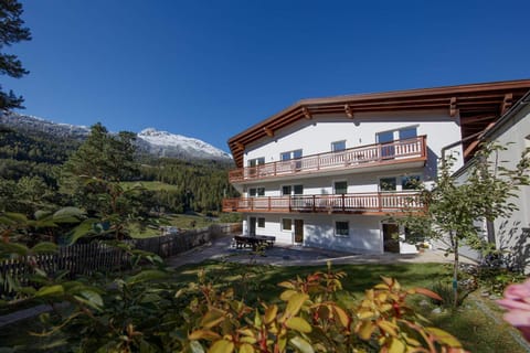 Property building, Facade/entrance, Spring, Summer, Garden, Balcony/Terrace, Autumn