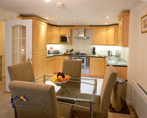 Coffee/tea facilities, Kitchen or kitchenette, Living room, Seating area, Dining area