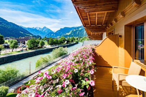 View (from property/room), Balcony/Terrace, Mountain view, River view