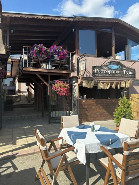 Property building, Restaurant/places to eat