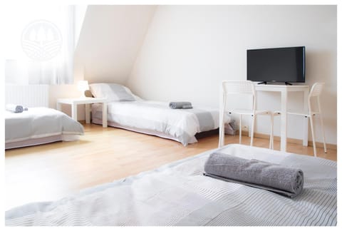 Bed, TV and multimedia, Photo of the whole room