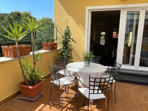 Balcony/Terrace, Balcony/Terrace, Internal: Not applicable to any particular room