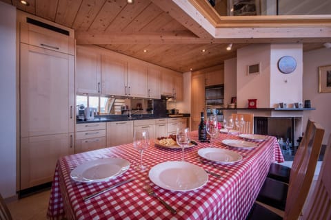 Kitchen or kitchenette, Dining area
