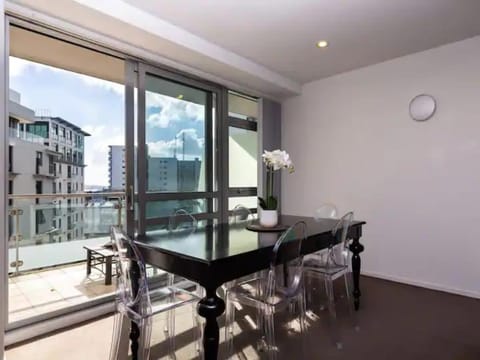 Spacious Home with Balcony Parking Zodiak Stays Apartment in Auckland