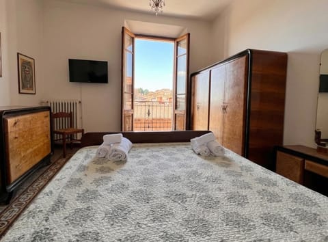 TV and multimedia, View (from property/room), Bedroom, City view
