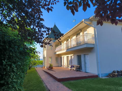 Property building, Garden, Lake view, acessibility