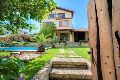 Property building, Patio, Facade/entrance, Summer, BBQ facilities, Garden, Hot Tub, Seating area, On site, Swimming pool, group of guests, group of guests, Family, Inner courtyard view, soundproof