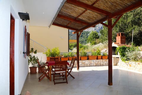 Patio, BBQ facilities, Garden