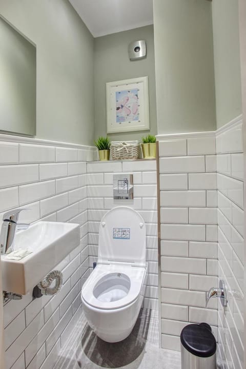 Spacious flat close to the American Embassy, free parking place Apartment in Sofia