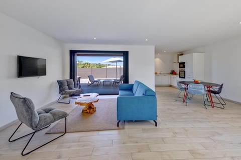 Patio, Communal lounge/ TV room, Day, TV and multimedia, View (from property/room), Living room, Seating area, Dining area, Evening entertainment