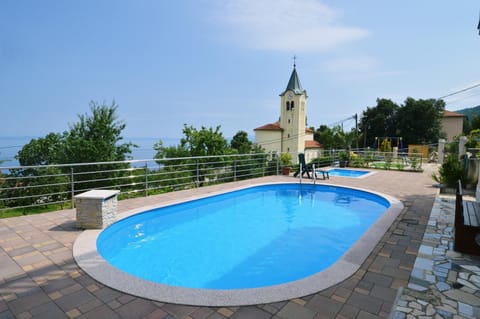 Animals, On site, Swimming pool
