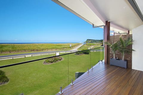 Property building, Balcony/Terrace, Beach, Sea view