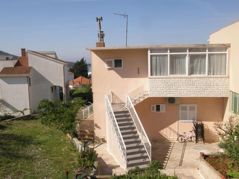 Property building, Patio, Facade/entrance