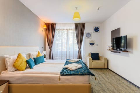 Bed, TV and multimedia, Photo of the whole room, Bedroom
