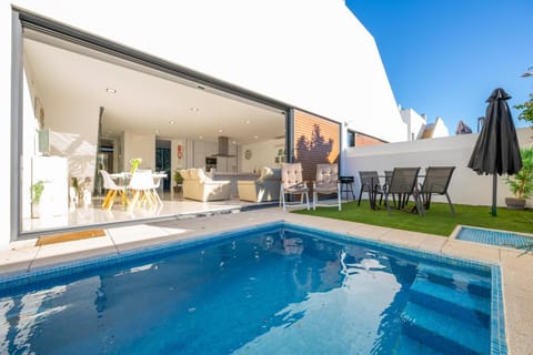 Living room, Swimming pool, sunbed