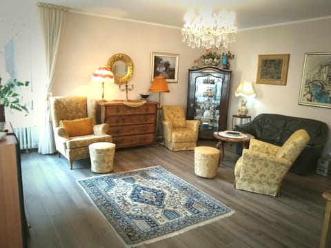 Photo of the whole room, Seating area
