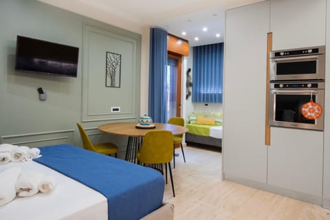 TV and multimedia, Kitchen or kitchenette, Living room, Seating area, Dining area, stove