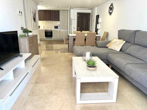 TV and multimedia, Kitchen or kitchenette, Living room, Seating area, Dining area