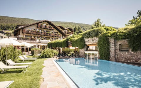 Property building, Pool view, Swimming pool