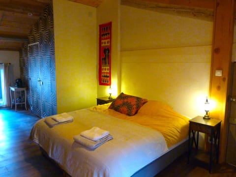 Property building, Bed, Bedroom