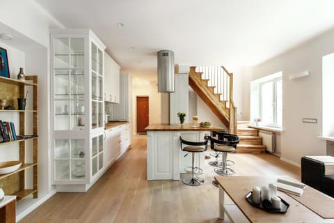 Coffee/tea facilities, Kitchen or kitchenette, Living room, Seating area, Dining area