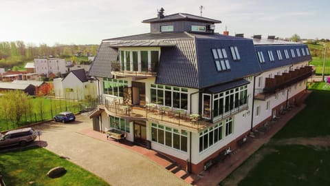 Property building, Spring, Day, Neighbourhood, Street view, Location, Parking