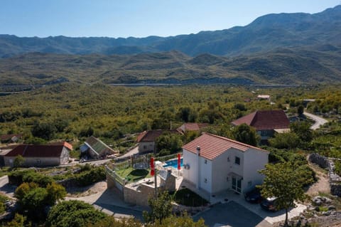 Property building, Day, Natural landscape, Bird's eye view, Mountain view