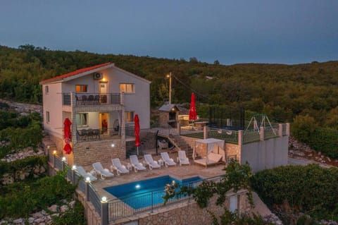 Property building, Natural landscape, Pool view, Swimming pool, sunbed