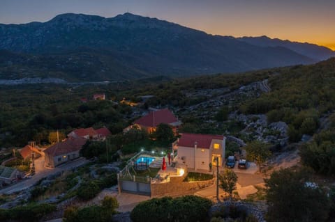 Property building, Neighbourhood, Natural landscape, Bird's eye view, Mountain view, Sunset